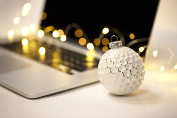 大气舒适的工作空间在圣诞节风格与花环 笔记本电脑 新的一年礼物在白色毛皮背景 平坦的平面 顶部的景色 关于假日概念的工作 — 图库照片