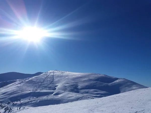 Lever de soleil dans les montagnes enneigées. Montagnes des Carpates dans la neige . — Photo