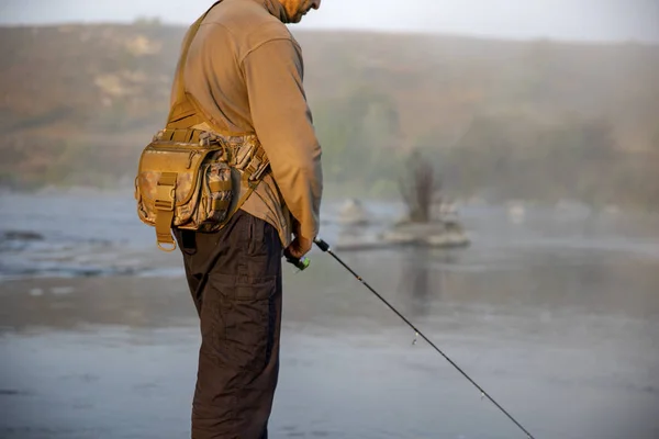Рибалка Ловить Рибу Березі Озера Тримає Руки Обертаючись Навколо Прекрасного — стокове фото