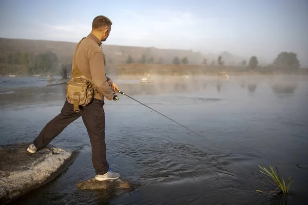 Der Fischer Fängt Fische Ufer Des Sees Hält Seine Hände — Stockfoto