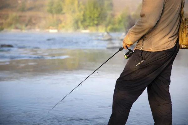 Der Fischer Fängt Fische Ufer Des Sees Hält Seine Hände — Stockfoto