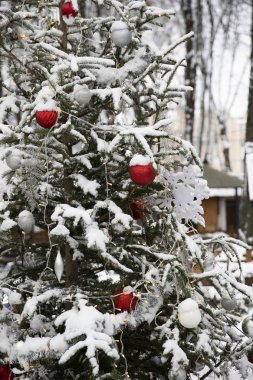Noel ağacı Noel topları. Sokakta topları ile süslenen Noel ağacı.
