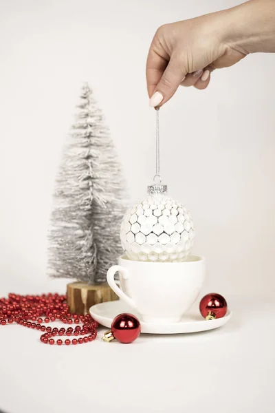 Weihnachtsbecher mit Kaffee oder Tee. weißer Kaffeebecher verziert mit — Stockfoto