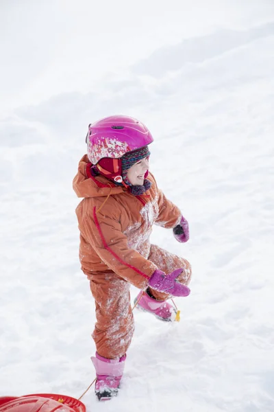 Ein Kind Fährt Mit Dem Schlitten Von Einem Hügel — Stockfoto