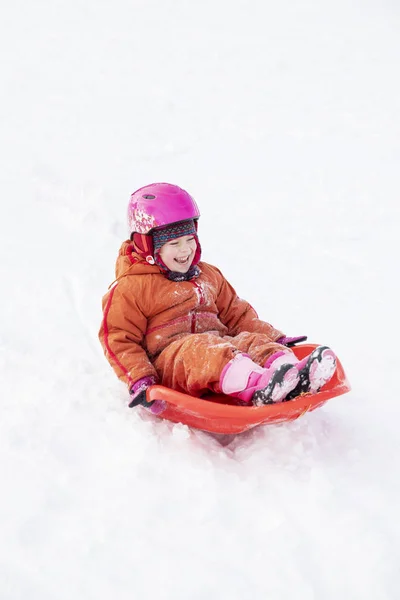 Ett Barn Rider Släde Från Kulle — Stockfoto