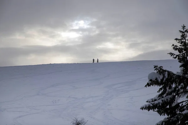 Two People Stand Snow Mountain People Stand Horizon Mountain — Stock Photo, Image