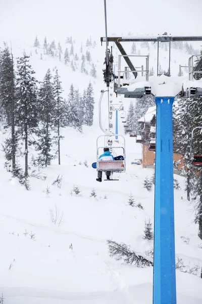 Chaise Ski Ascenseur Monter Télésiège Ascenseur Travers Forêt Haute Montagne — Photo