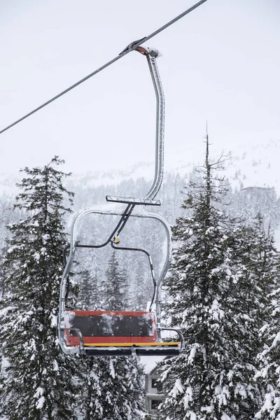 Ski Stoeltjeslift Rijden Stoeltjeslift Door Het Bos Van Hoge Alpen — Stockfoto
