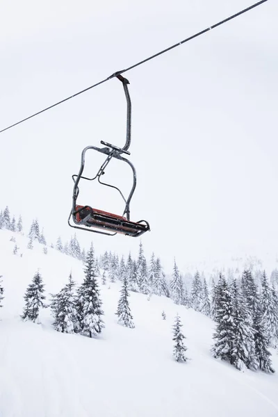 Ski Stoeltjeslift Rijden Stoeltjeslift Door Het Bos Van Hoge Alpen — Stockfoto