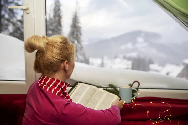 Holly Γραφή Ανοικτή Αγία Γραφή Χριστουγεννιάτικο Φόντο Κορίτσι Διαβάζοντας Βίβλο — Φωτογραφία Αρχείου