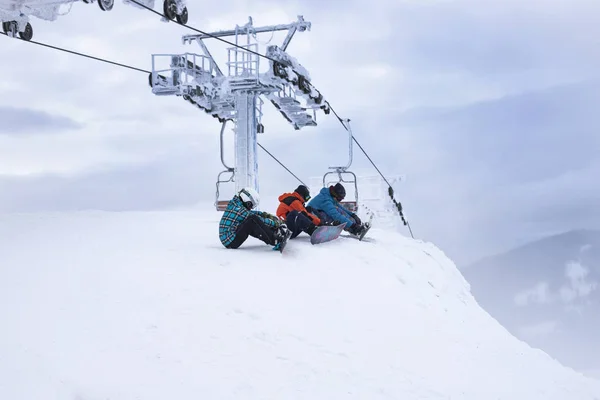 Snowboarder Zitten Kijken Naar Bergketen Achtergrond — Stockfoto