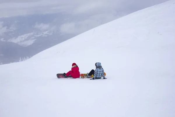 Snowboarder Zitten Kijken Naar Bergketen Achtergrond — Stockfoto