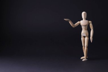 Ahşap bir manken eliyle gösterir. Birisi, parmağınızla işaret kavramı. Manken elini uzatmak olacaktır. Tahtadan adamın kavramı. Ahşap vitrin mankeni