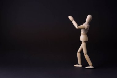Ahşap bir manken eliyle gösterir. Birisi, parmağınızla işaret kavramı. Manken elini uzatmak olacaktır. Tahtadan adamın kavramı. Ahşap vitrin mankeni