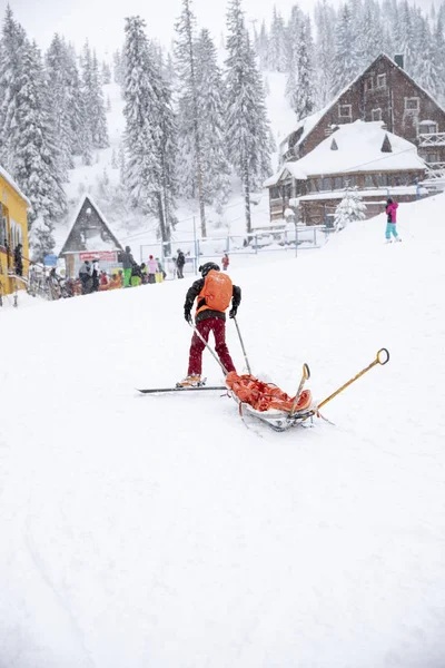 Sauvetage à ski en montagne — Photo