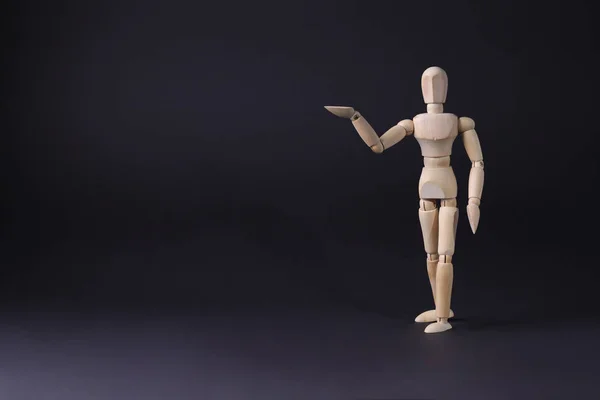 一个木制的人体模型显示与他的手。指向的概念 — 图库照片