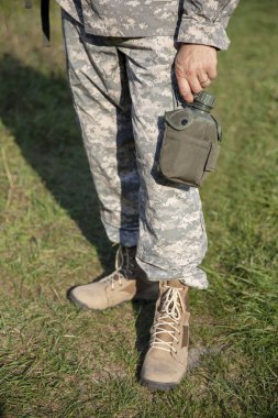 Asker bir Flask tutar