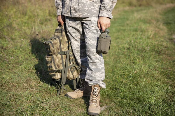 El soldado sostiene un frasco —  Fotos de Stock