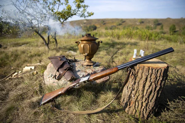 Hunting rifle. Gun near the stump. — Stock Photo, Image