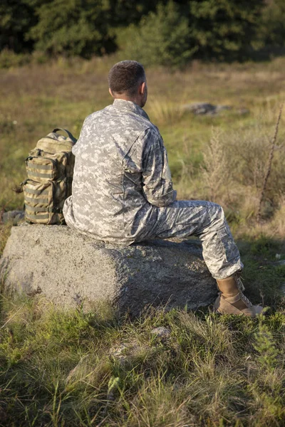 Soldaten sitter och vilar. Sorglig soldat. Trött soldat. — Stockfoto