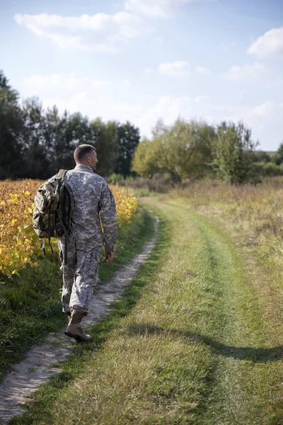 Soldaten återvänder hem. Soldat går längs vägen. — Stockfoto