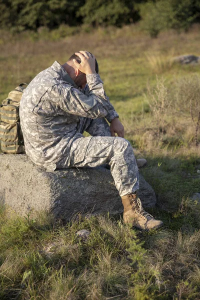 Soldaten sitter och vilar. Ledsen och trött soldat. Soldat — Stockfoto