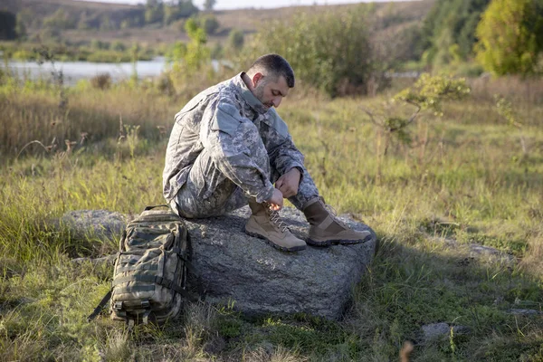 Soldat binda skor. Soldat. Soldat i växel. — Stockfoto