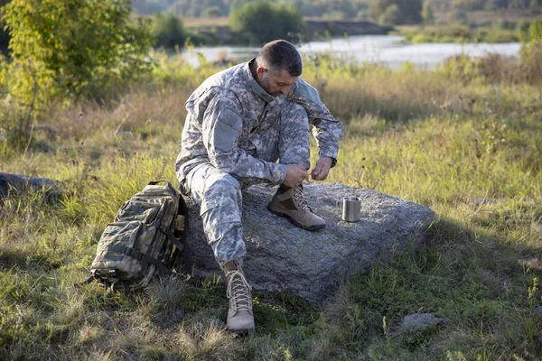 Soldat binda skor. Soldat. Soldat i växel. — Stockfoto