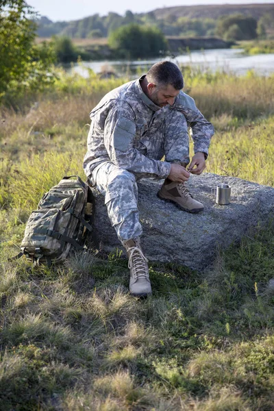 Soldat binda skor. Soldat. Soldat i växel. — Stockfoto