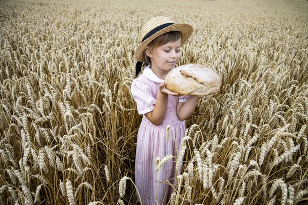 Cesta com pão no fundo das orelhas de trigo. Produtos de padaria — Fotografia de Stock