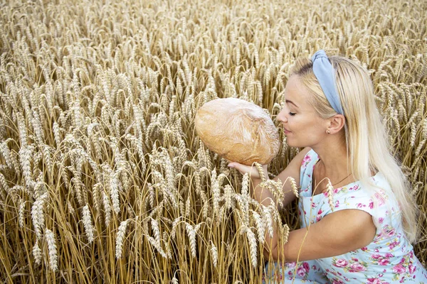 Košík s chlebem na pozadí pšeničných uší. Pekařství vyrobilo — Stock fotografie
