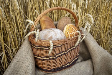Buğday kulakları arka planda ekmek ile Sepet. b ile sepet