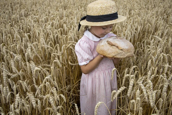 Menina segurando pão redondo. Mãos a segurar pão grande. Padaria — Fotografia de Stock