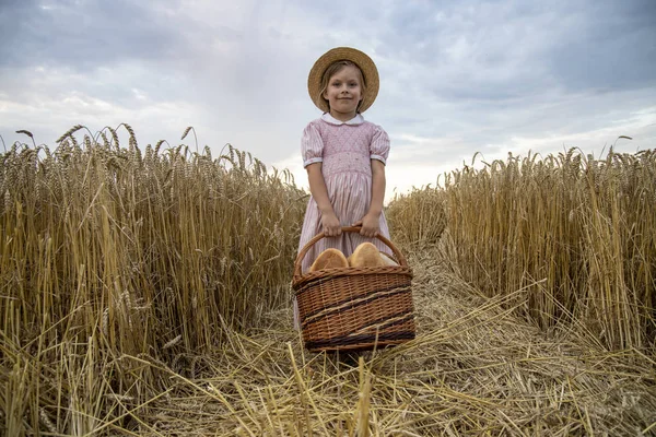 Menina segurando pão redondo. Mãos a segurar pão grande. Padaria — Fotografia de Stock