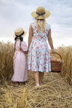 Bir kadın elinde ekmekle sepet tutar. Güzel kadın içinde