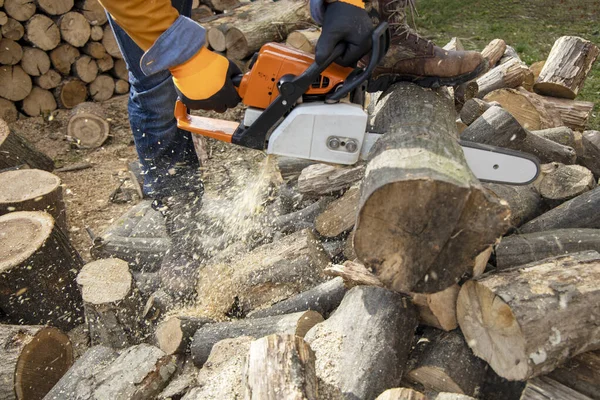 Sierra de cadena en acción cortando madera. Hombre cortando madera con sierra, polvo —  Fotos de Stock