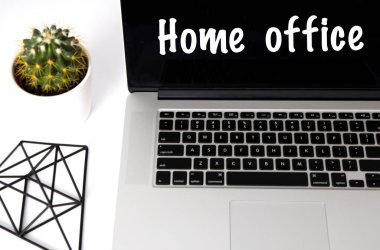 Beyaz bir masada fareyle birlikte boş ekranı olan bir laptop. Ev ya da ofis içi arka plan. Dizüstü bilgisayarın klavyesini kapat