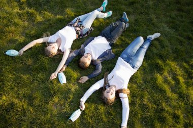 Coronavirus bitti, özgürlük kavramı. Maske takan insanlar. Özgürlük için. Coronavirus bitti. Biz kazandık. Artık karantina yok. Derin nefes al. Maskeni çıkar. Tedavi ol. Zamanı geldi..