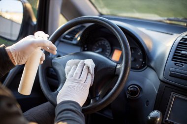 Bir adam koruyucu maskesini çıkarır. Koronavirüs salgınının sonu..