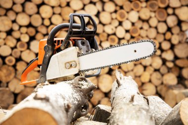 Tahta keserken elektrikli testere. Testereyle odun kesen adam, toz ve hareketler. Elektrikli testere. Tahta kesicinin yakın plan testeresi hareket halinde, talaş yana doğru uçuyor..