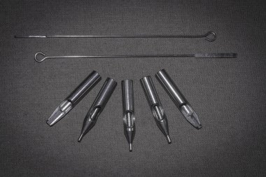 dövme makinesi, aksesuar ve iğneler, renk arka planda yapılan tüpler