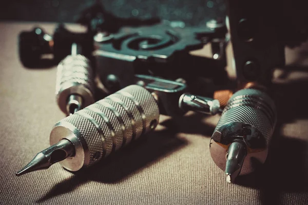 Tattoo Machine Met Toebehoren Naalden Buizen Gemaakt Kleur Achtergrond — Stockfoto