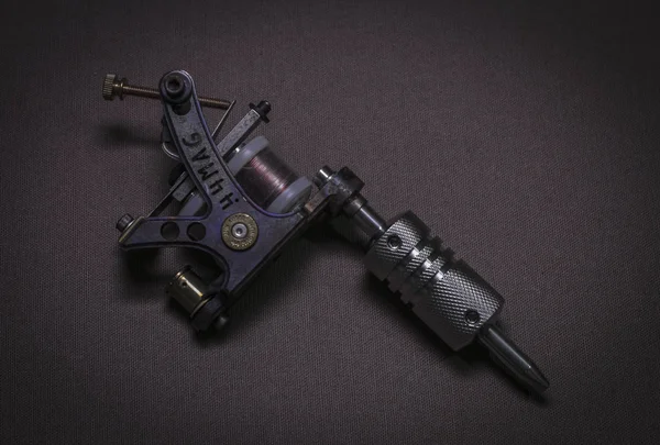 Tattoo Machine Met Toebehoren Naalden Buizen Gemaakt Kleur Achtergrond — Stockfoto