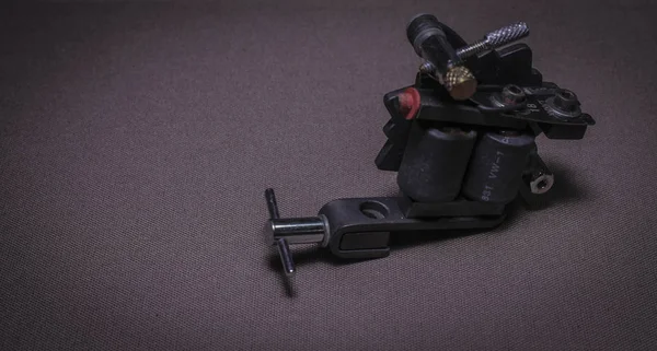 Tattoo Machine Met Toebehoren Naalden Buizen Gemaakt Kleur Achtergrond — Stockfoto