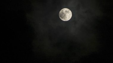 dolunay bulutlarda renk tonları ile