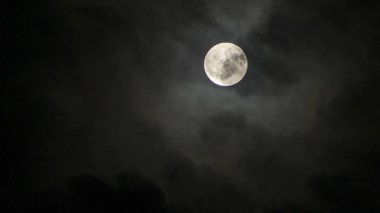 dolunay bulutlarda renk tonları ile