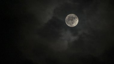 dolunay bulutlarda renk tonları ile