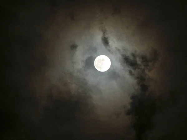 Lua Cheia Com Nuvens Redor Tons Cores — Fotografia de Stock