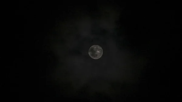 满月与云彩在颜色的阴影附近 — 图库照片