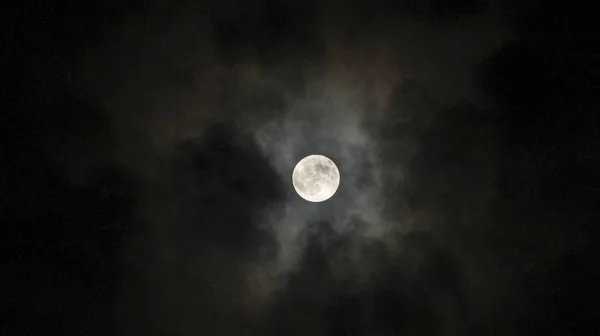 Volle Maan Met Wolken Rond Tinten Van Kleuren — Stockfoto